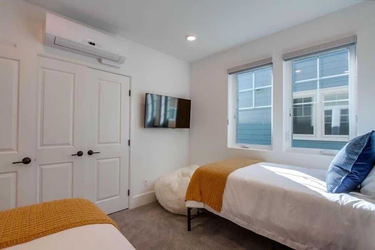 Newer Construction Beauty Steps To Mission And Bay Holiday home San Diego