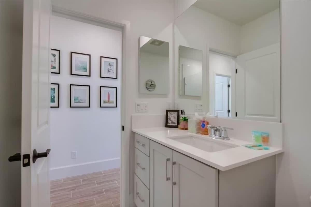 Newer Construction Beauty Steps To Mission And Bay Holiday home