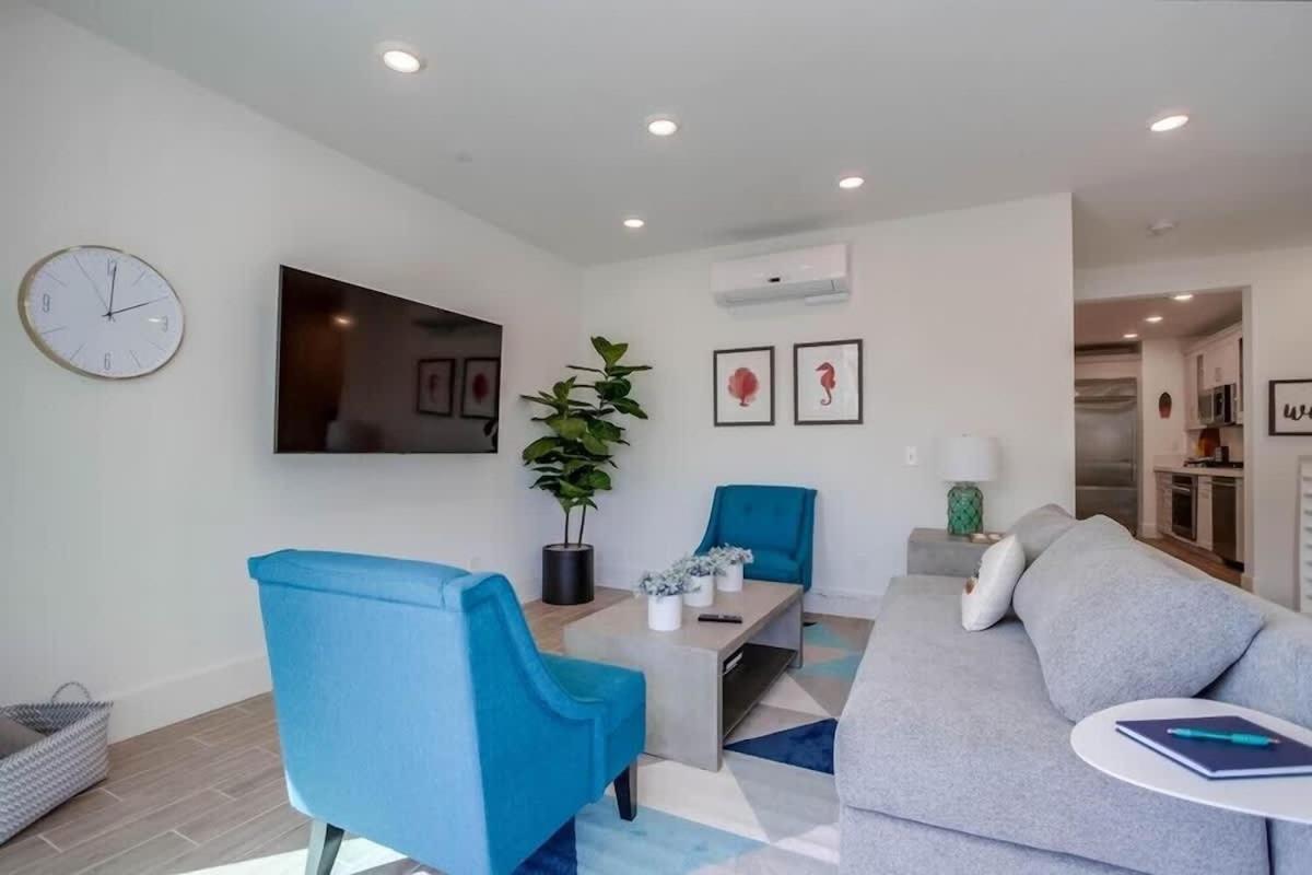 Newer Construction Beauty Steps To Mission And Bay Holiday home San Diego