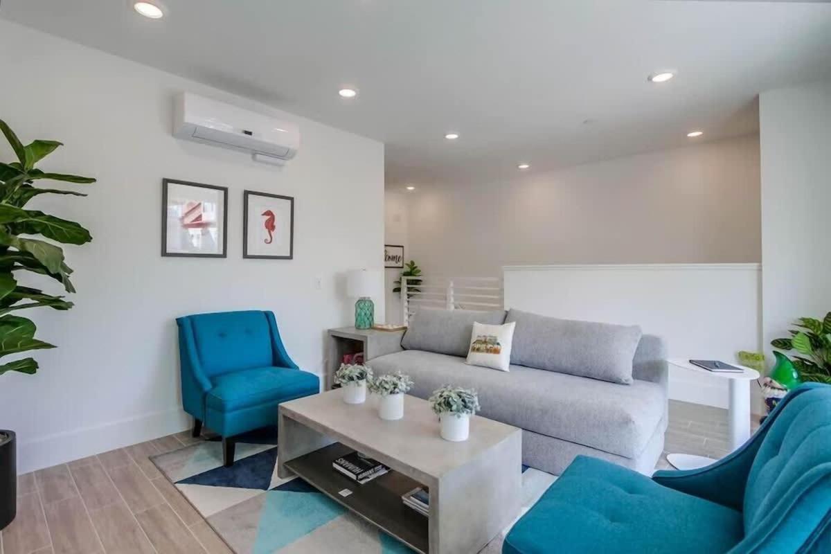 Newer Construction Beauty Steps To Mission And Bay Holiday home San Diego